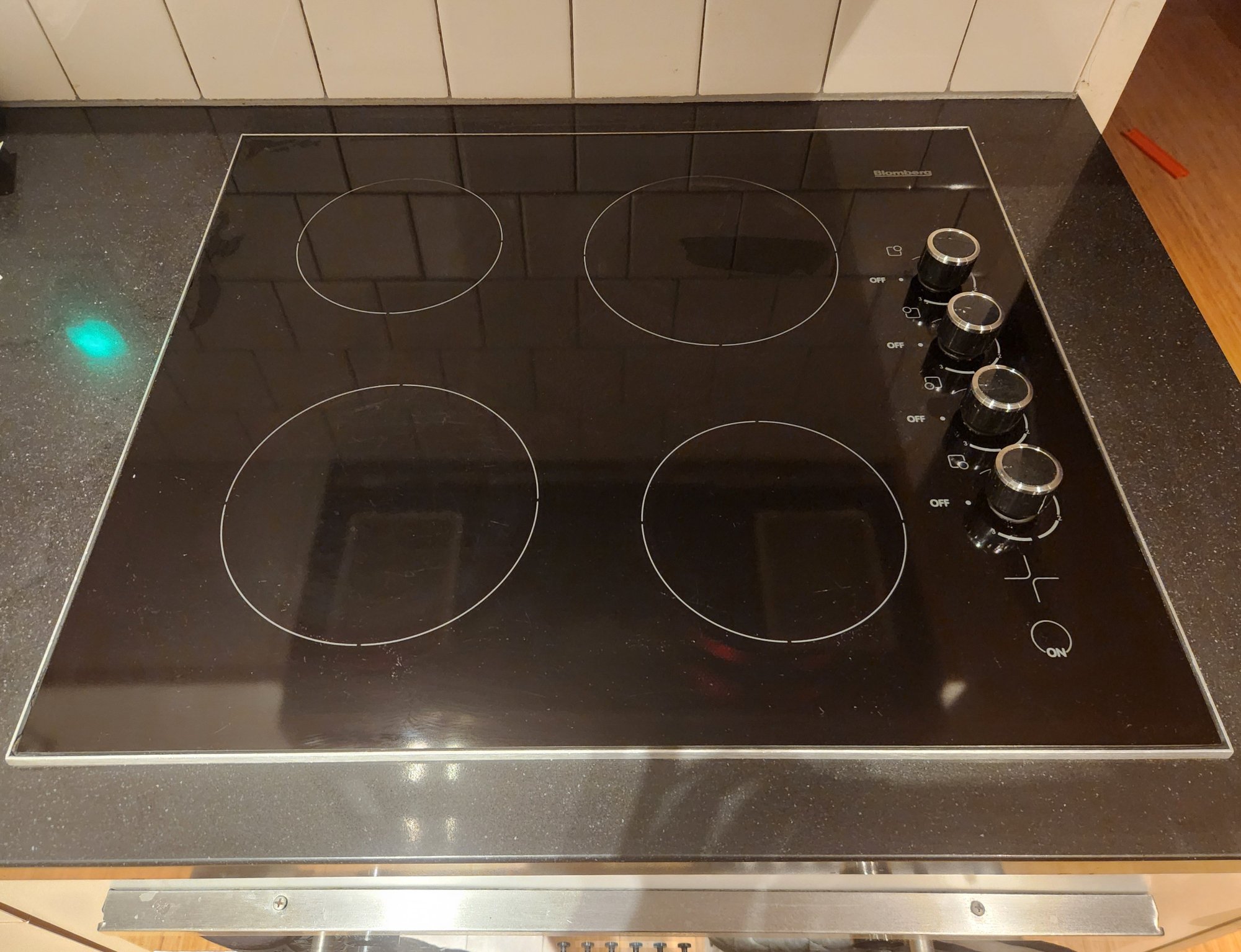 Clean ceramic glass cooktop after move-out cleaning by Thoughtful Cleaner